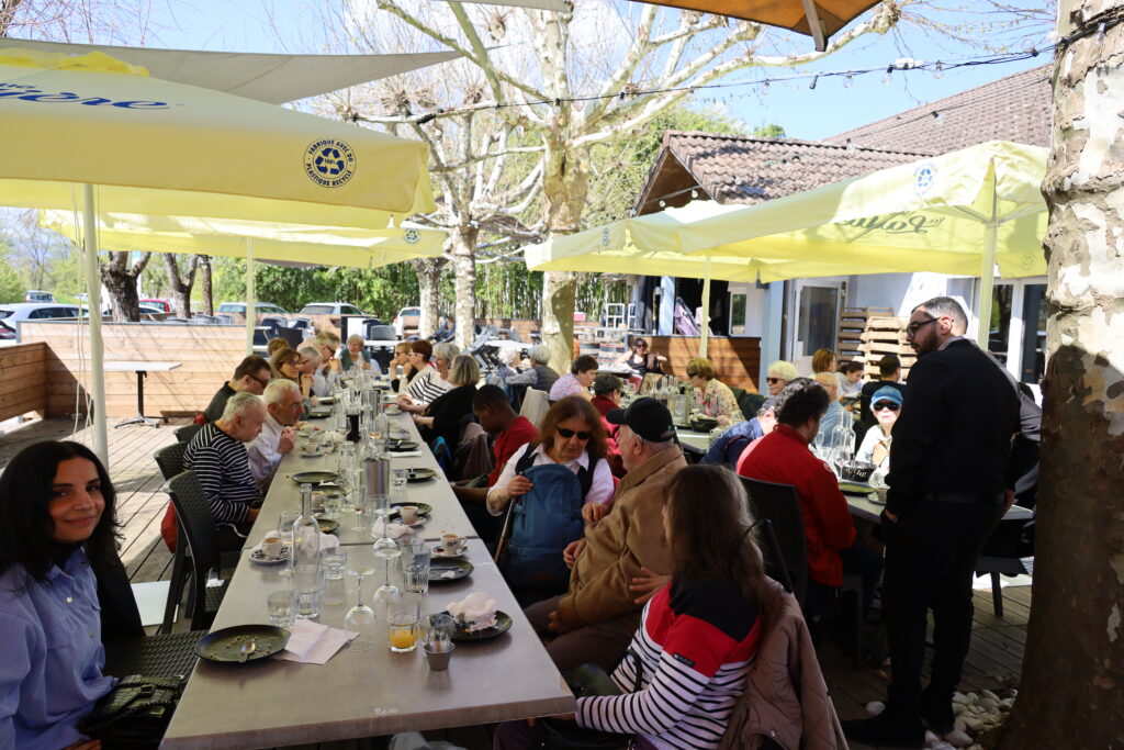 Moment convivial avec les bénévoles et les déficients visuels dans un restaurant sur une terrasse