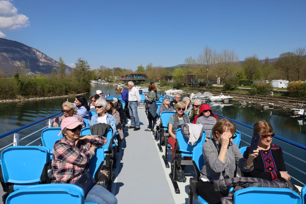 Déficients visuels et bénévoles en sortie mer, sur un bateau au soleil